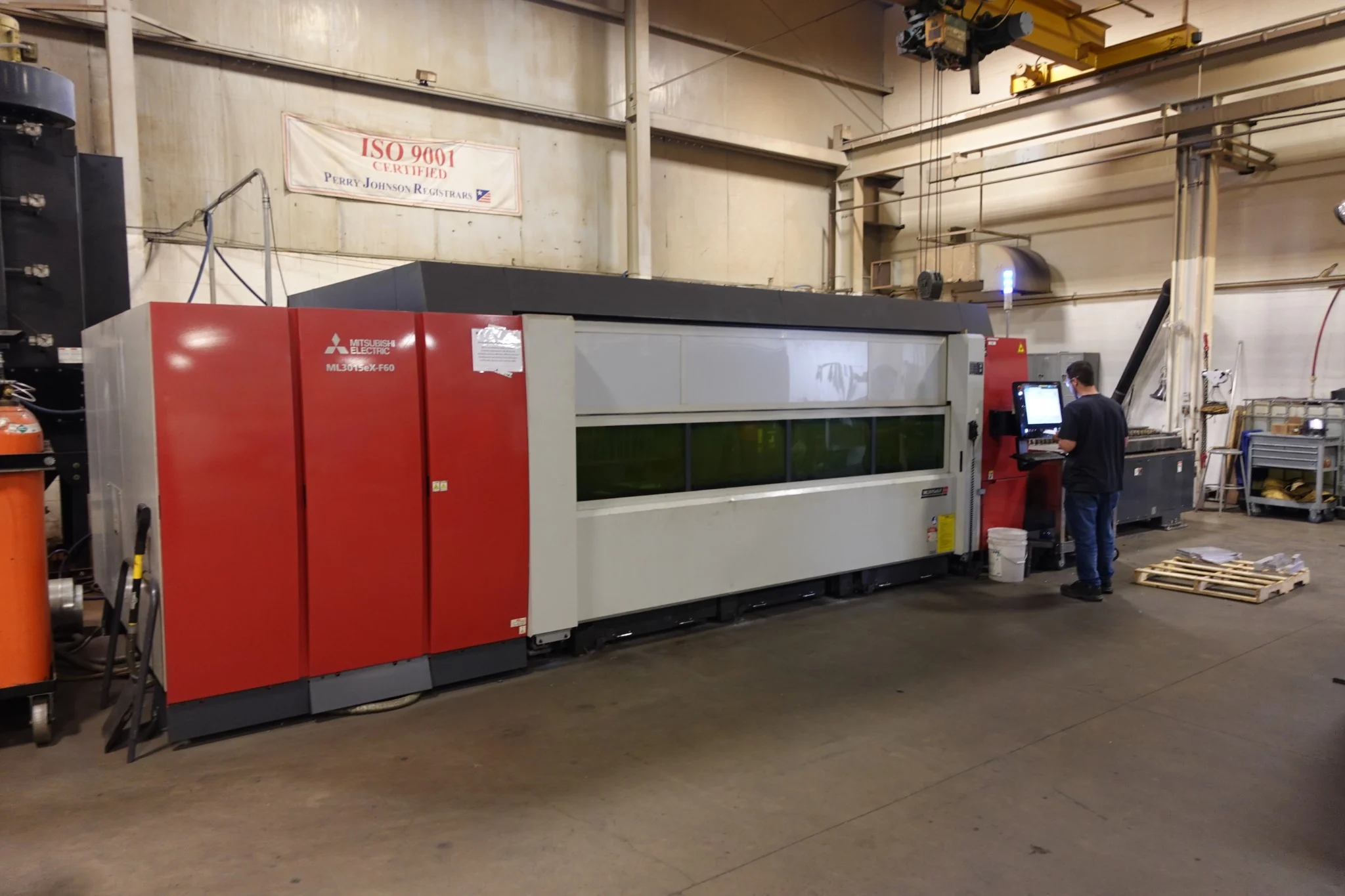 6 kW fiber laser with operator
